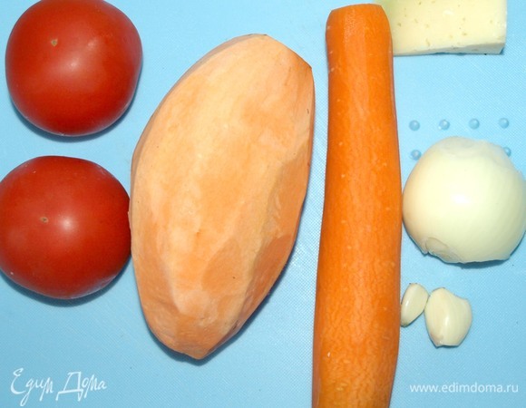 Овощи очистить. Помидоры обдать кипятком, очистить от кожицы, нарезать кубиками. Зелень мелко порубить.