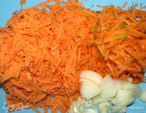 Батат и морковь натереть на крупной терке. Лук нарезать произвольно, чеснок порубить. В сотейнике разогреть растительное масло. Отправляем овощи в сотейник и готовим 5 минут.