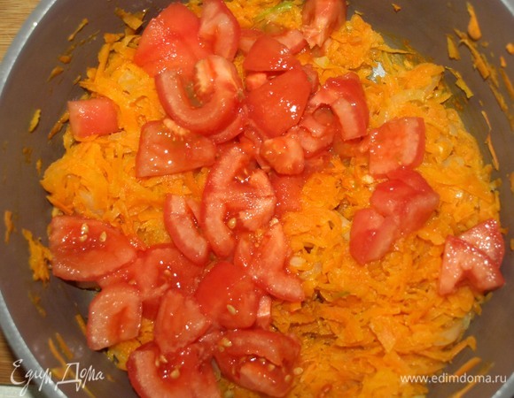 Добавляем нарезанные помидоры. Готовим 5 минут. Добавляем соль, перец, кориандр и рубленую зелень. Перемешиваем. Готовим 1 минуту.
