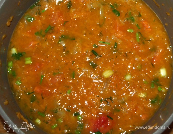 Добавляем воду. Доводим до кипения и томим 5 минут на среднем огне.