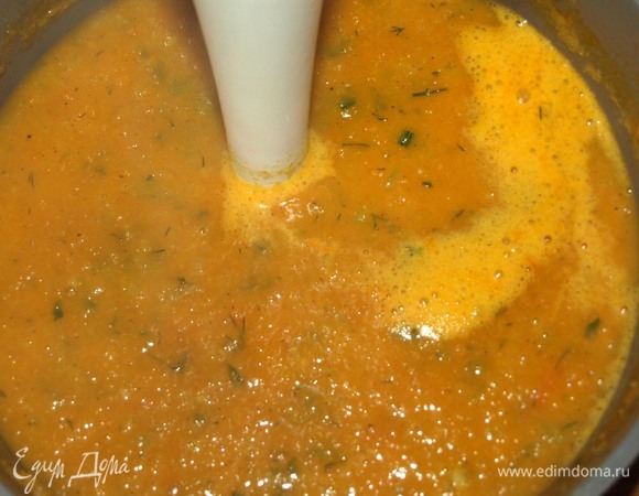 Снимаем с огня. Измельчаем суп погружным блендером до гладкости.