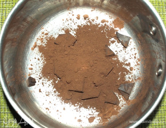 В сотейнике соединить шоколад и какао. Добавить 5 ст. л. горячей воды.