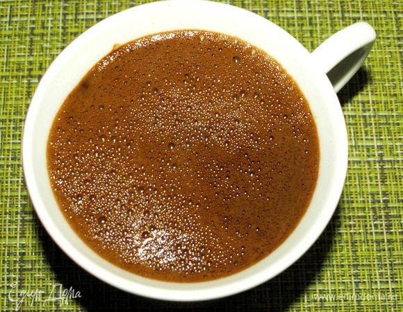 Наливаем какао в кружку. По желанию добавляем маршмеллоу.