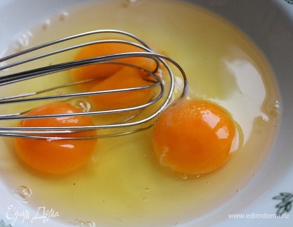 Ножки вымыть, обсушить. В миску вбить яйца, добавить соль, взбить. У меня было три маленьких яйца.
