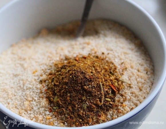 В панировочные сухари добавить специи для курицы, перец черный молотый и соль.