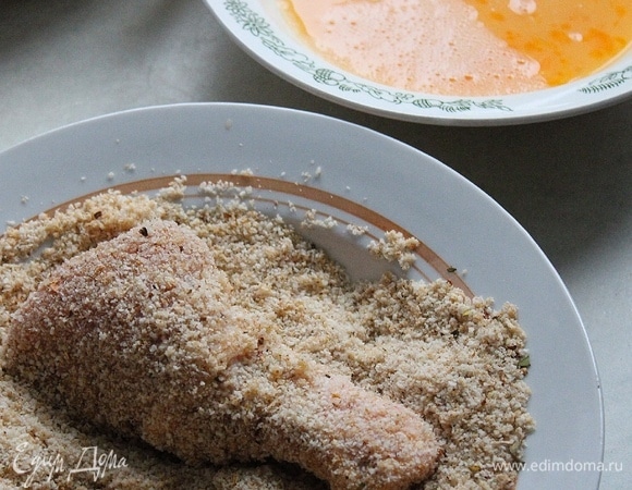 В форму налить растительное масло. Берем ножку, обмакиваем в яйцо, затем обваливаем в сухарях и выкладываем в форму. Отправляем все в духовку и готовим при 180°C 30–40 минут, потом при 200°C еще 10–15 минут. Приятного аппетита!