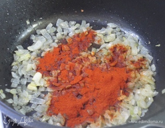 Лук очистить, нарезать мелкими кубиками и обжарить на растительном масле до золотистого цвета. Всыпать паприку и сразу же, чтобы она не подгорела, влить 500 мл воды.