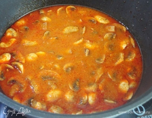 Грибы нарезать ломтиками, выложить в соус и варить 8–10 минут.