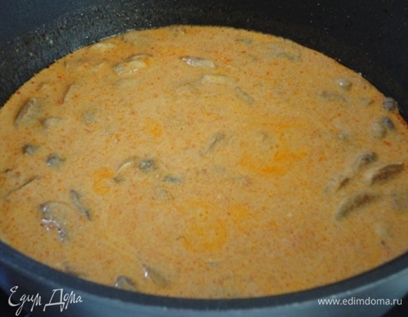 Сметану и сливки смешать с мукой в однородную массу с помощью венчика. Кипятить, помешивая, 3–5 минут, пока соус не загустеет.