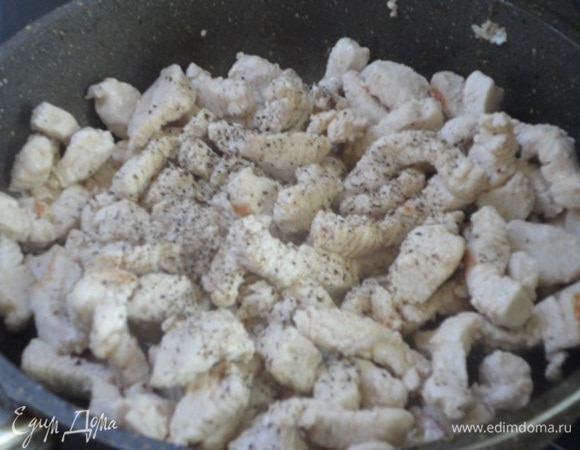 Индейку нарезать на куски, обсушить бумажным полотенцем и затем нарезать поперек волокон на полоски. Разогреть на сковороде растительное масло и обжаривать мясо, помешивая, на сильном огне 3 минуты. Приправить солью, перцем и жарить еще 3 минуты. Готовую индейку смешать с грибным соусом, довести до кипения и убрать с плиты.