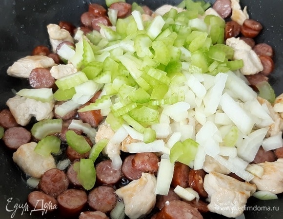 Добавляем мелко нарезанные репчатый лук, чеснок и палочку сельдерея. Обжариваем пару минут.
