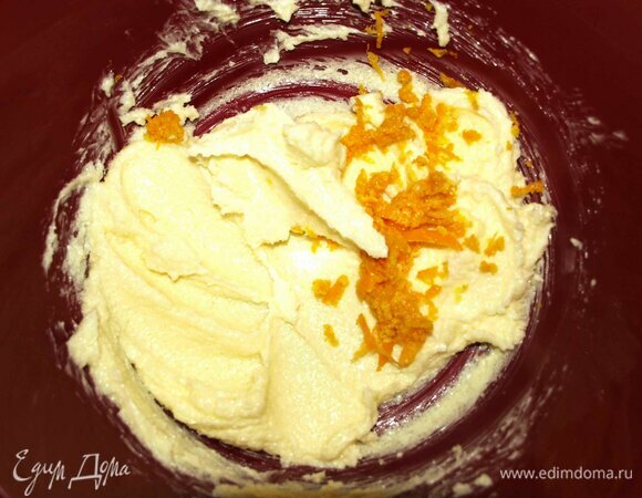Масло взбиваем с сахаром до белой пышной массы. С апельсина снимаем цедру. Добавляем к маслу цедру апельсина. Перемешиваем.