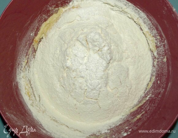 Муку просеять. Добавить соль и разрыхлитель.