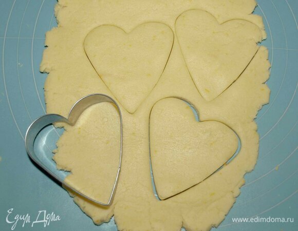 Тесто раскатать. Вырезать формочкой печенье. Аккуратно перекладываем на противень, выстеленный пекарской бумагой или силиконовым ковриком.