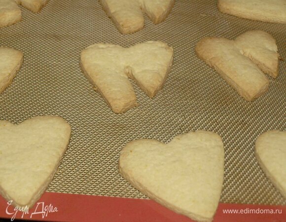 Отправляем в заранее разогретую духовку до 180ºC на 15–20 минут. Готовим, пока печенье не станет светло-золотистого цвета. Готовое печенье достаем из духовки и даем ему остыть на противне пару минут.