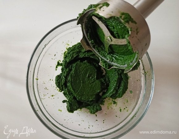 Шпинат отварить, отжать и измельчить блендером.