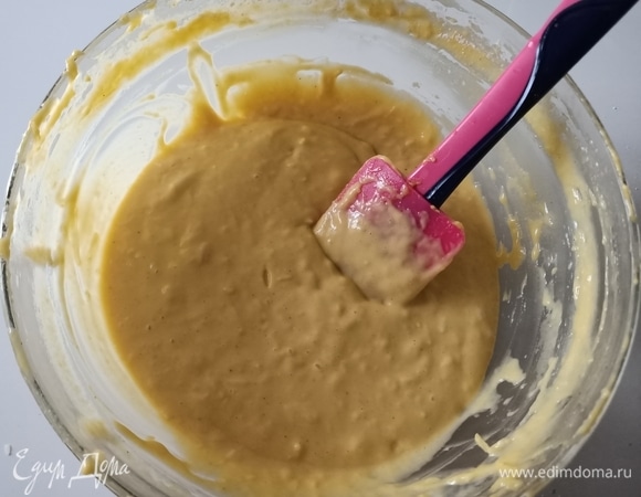 Миксером взбить яйца, постепенно добавляя оливковое масло, сыр, молоко, муку, разрыхлитель, соль и молотый перец.