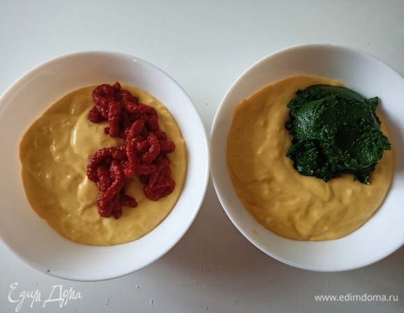 Готовое тесто разделить на две равные части. В одну добавить томатный концентрат, в другую — шпинат. Перемешать.