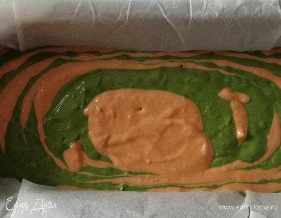 Форму застелить пергаментной бумагой или смазать маслом и посыпать мукой. По ложке выкладывать тесто, чередуя цвета.