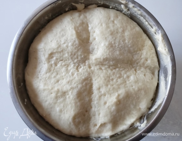 Дрожжи развести в теплом молоке с водой. Добавить мед, размешать и оставить на 10 минут. Затем добавить соль, оливковое масло и муку. Замесить гладкое эластичное тесто. Накрыть пищевой пленкой и поставить в теплое место на два часа.