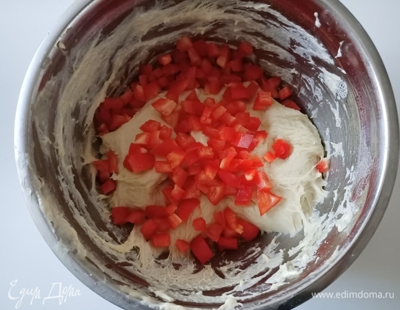 Смешать тесто с мелко нарезанным болгарским перцем.