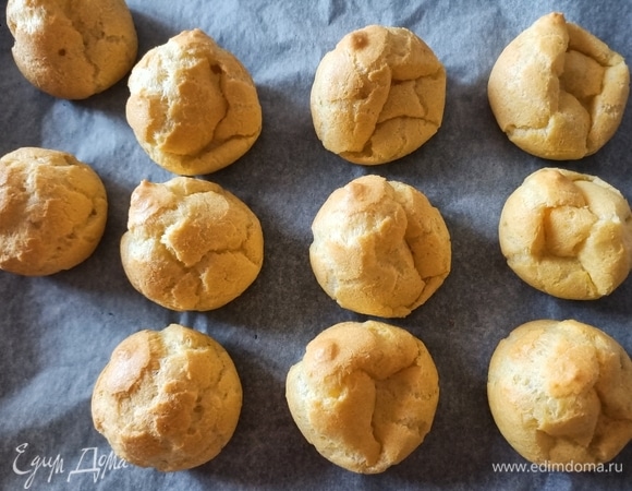 Выпекать заварное печенье в предварительно разогретой духовке при температуре 180°C в течение 12–15 минут.