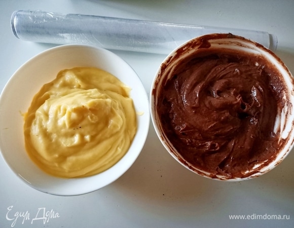 В сотейник с толстым дном налить молоко, добавить лимонную корку, поставить на огонь и дать закипеть. Отдельно смешать яйца с сахаром и мукой. Убрать лимонную корку, молоко соединить с яичной массой, перемешать и вернуть на огонь. Варить крем до загустения при постоянном помешивании. Готовый крем разделить на две части, в одну добавить какао и перемешать. Накрыть крем пищевой пленкой и дать остыть.