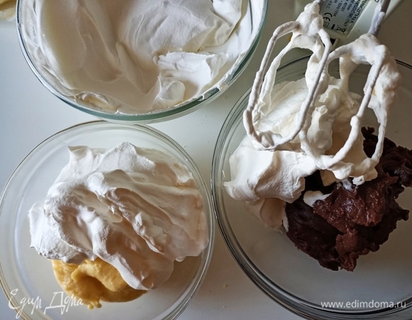 Взбить хорошо охлажденные сливки. Половину взбитых сливок добавить в два вида крема и аккуратно перемешать. Для пропитки смешать коньяк с водой.