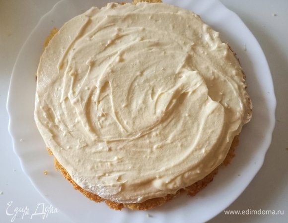 На блюдо уложить одну часть бисквита. Пропитать. Сверху выложить половину светлого крема.