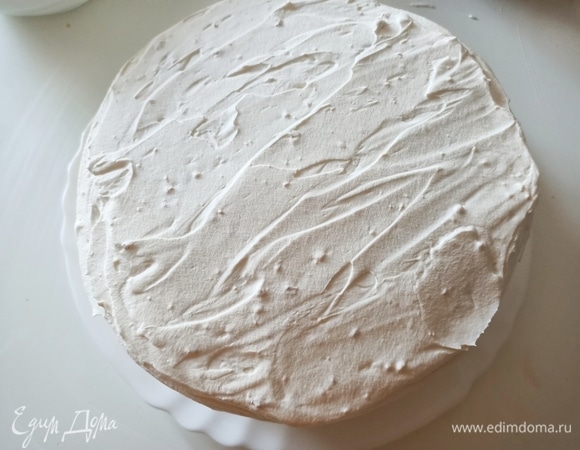 Накрыть второй половиной бисквита, пропитать и покрыть торт взбитыми сливками.