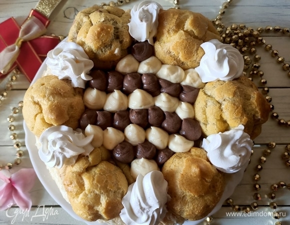 Вот и все, осталось только украсить торт. В центр выкладываем темный и светлый крем, а по краю — взбитые сливки. Обязательно попробуйте. Приятного аппетита!