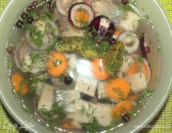 Заливаем остывшим маринадом. Если маринад будет немного теплым, ничего страшного. Шведы отправляют сельдь мариноваться на 2 дня, но через 8 часов уже получается очень вкусная закуска.