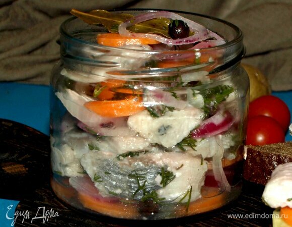 Сливаем маринад. Рыба готова. Можно подавать.