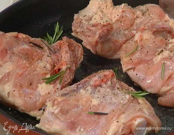 Разогреть в сковороде оливковое масло, выложить куриные бедра кожей вниз, посолить и поперчить, посыпать листьями розмарина и обжаривать с двух сторон до появления золотистой корочки.