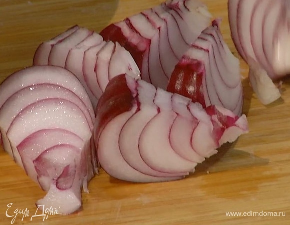 Лук почистить и нарезать небольшими дольками.