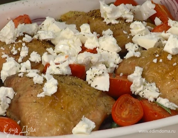 Готовое блюдо украсить кусочками феты.