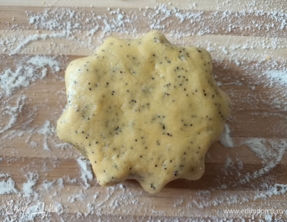 Масло комнатной температуры смешать с яйцом, солью, сахаром и маком. Добавить муку и замесить тесто, завернуть в пищевую пленку и положить в холодильник на 30 минут.