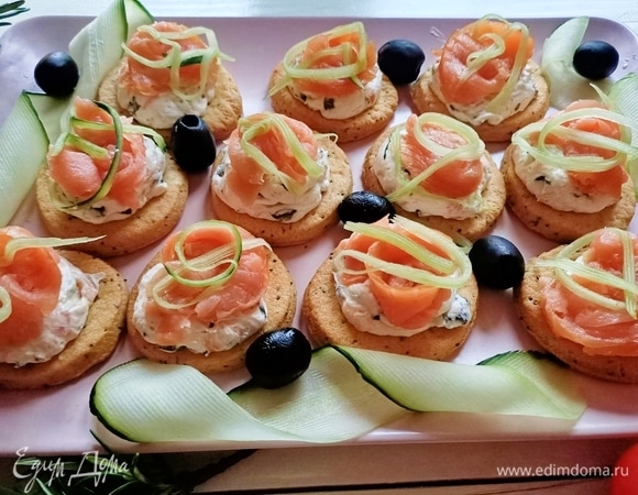 Сверху мусса выложить рыбу и тонко нарезанный огурец. Переложить на блюдо и подавать. Приятного аппетита!