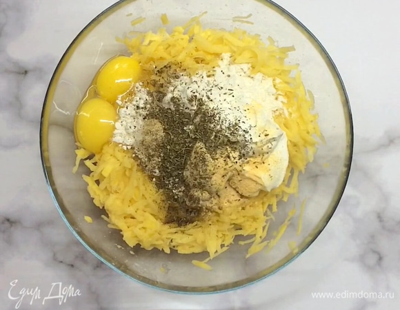 Картошку натираем на крупной терке, добавляем яйца, половину лука, муку, сметану, соль, черный перец, сухой чеснок и прованские травы (по желанию). Перемешиваем до однородной массы.