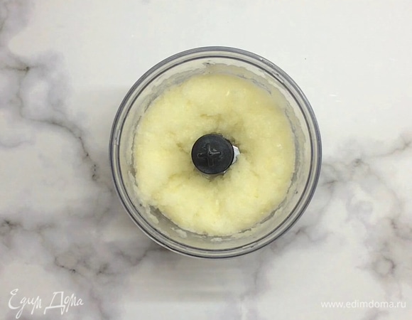 Лук измельчаем или натираем на терке.