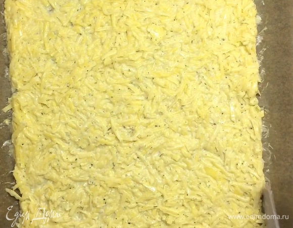 Перекладываемый на противень, застеленный пергаментной бумагой. Разравниваем тонким слоем (1,5–2 см) и придаем прямоугольную форму. Ставим в духовку на 10–15 минут при 180°C, чтобы схватилась картофельная основа.