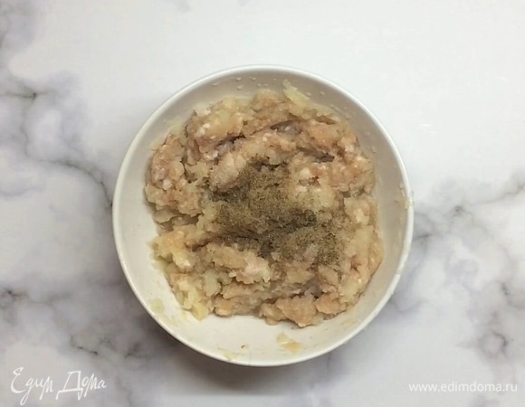 В фарш добавляем оставшийся лук, соль и перец, перемешиваем.