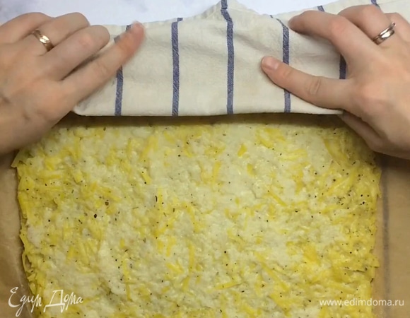 Когда картофельная основа будет готова, скручиваем ее в рулет и оставляем на 30 секунд.