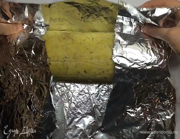 Перекладываем в фольгу, заворачиваем и ставим вновь в духовку при 180°C на 30–40 минут до готовности.