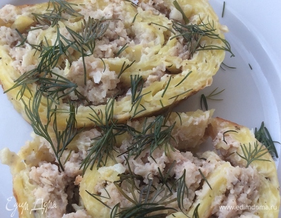 Готовый рулет украшаем зеленью и подаем со сметаной. Приятного аппетита!