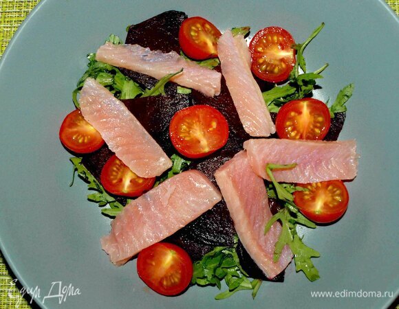 Форель нарезать тонкими пластинами. Помидоры черри разрезать на две части. Отправляем в тарелку к остальным ингредиентам.