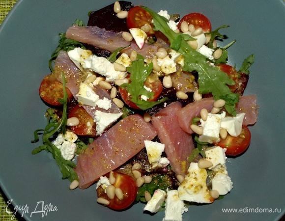 Брынзу разделить на небольшие кусочки и посыпать салат. Посыпаем кедровыми орехами. Смешать все ингредиенты для заправки. Отрегулировать по своему вкусу с учетом соленой брынзы и форели.