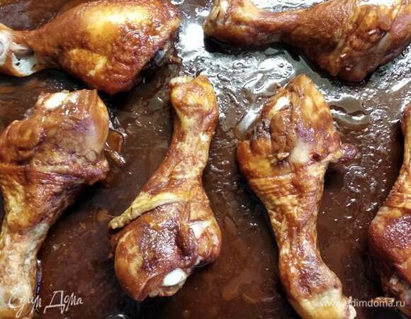 Сначала надо замариновать курицу. Для маринада смешиваем все ингредиенты. Я взяла специи для курицы. Можно взять просто перец или любые травки. Курицу обмазываем маринадом со всех сторон и отправляем в холодильник на 2 часа. Выкладываем в форму для запекания, поливаем сверху маринадом и отправляем в духовку, разогретую до 200°C, на 30–40 минут. Я сначала закрываю форму фольгой на 10–15 минут, потом запекаю до корочки без фольги. Но это по желанию.