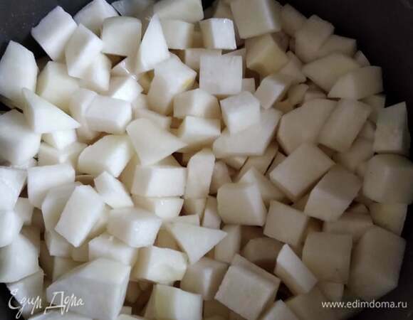 Кольраби моем, чистим и нарезаем кубиком или брусочками. В кастрюле растапливаем половину нормы сливочного масла, обжариваем кольраби 2–3 минуты на сильном огне. Уменьшаем огонь, добавляем 100 мл горячей воды, накрываем крышкой и тушим почти до готовности (минут 20), зависит от размеров кусочков. Солим и перчим, когда будет готова. Смешиваем сметану с мукой, заливаем смесью капусту и тушим еще 10 минут.