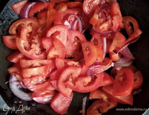 Помидоры и лук режем тонкими полукольцами. Обжариваем лук в оставшемся сливочном масле 5–7 минут. Добавляем помидоры и обжариваем еще 5 минут. Солим, добавляем бальзамический уксус по вкусу. Если не любите его, можно не добавлять.